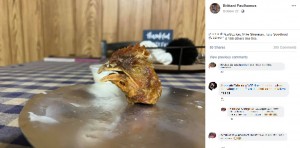 チキンウィングの中に混入していた鶏の頭（画像は『Brittani Paulhamus　2021年10月22日付Facebook「Ordered wings from Old School Pizza with Hannah Wingrove and received a chicken head…..」』のスクリーンショット）