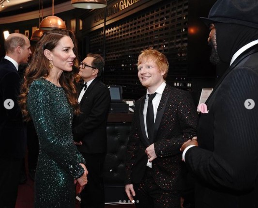 キャサリン妃と対面するエド・シーラン（画像は『Duke and Duchess of Cambridge　2021年11月19日付Instagram「Attending this year’s Royal Variety Performance and meeting amazing entertainers from the world of theatre and music last night!」』のスクリーンショット）