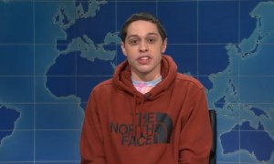 コメディアンのピートはキムより14歳年下だ（画像は『Saturday Night Live　2020年12月6日付Instagram「It’s a wonderful internet.」』のスクリーンショット）