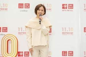 発表会で笑顔でトークする前田敦子