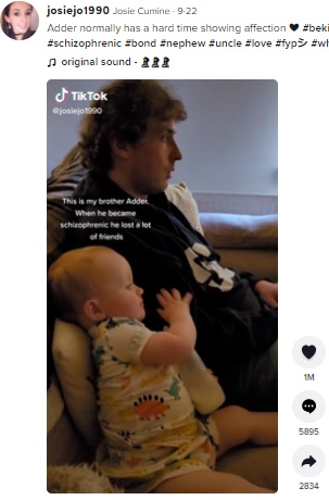 統合失調症のアダーさんと一緒に映画を観るボー君（画像は『Josie Cumine　2021年9月22日付TikTok「Adder normally has a hard time showing affection」』のスクリーンショット）