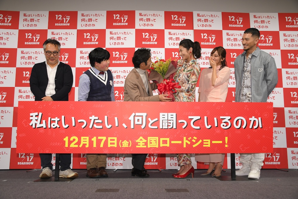 “家族”からの誕生日祝福に嬉しそうな小池栄子