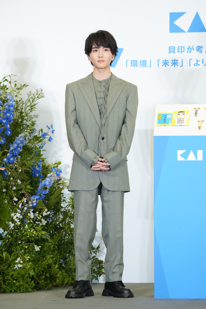 フォーマルななかにも胸元のフリンジでカジュアルダウンした板垣李光人