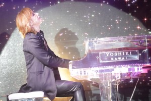 『Forever Love』を生演奏したYOSHIKI　Photo by ＠BenjoArwas