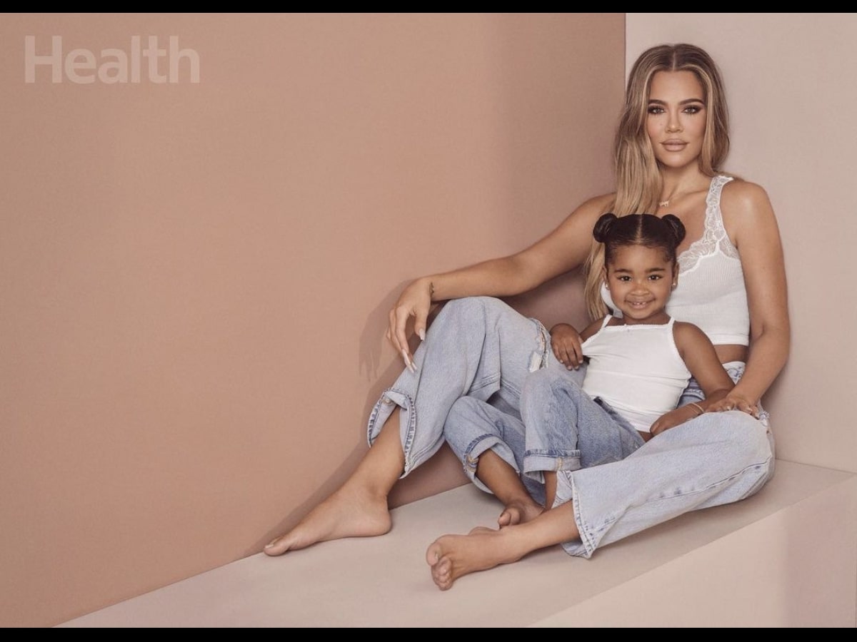 クロエ、愛するひとり娘トゥルーちゃんと（画像は『Khloé Kardashian　2021年10月16日付Instagram「The best part of shooting for ＠healthmagazine was my baby girl was able to join me」』のスクリーンショット）