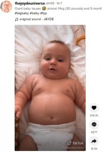 大人用おむつをつけているソニー君（画像は『JAYDE　2021年10月7日付TikTok「Giant baby issues」』のスクリーンショット）