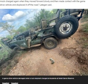 ゾウの攻撃で損傷を受けたサファリカー（画像は『News24　2021年11月30日付「WATCH | Bull elephant rams into safari vehicle as students scramble to safety」（Supplied）』のスクリーンショット）