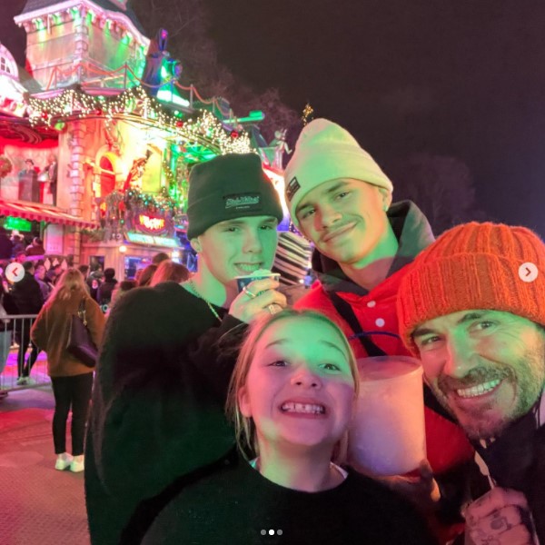 「ウィンター・ワンダーランド」を訪れたベッカム家の4人（画像は『David Beckham　2021年12月13日付Instagram「Fun night in London with the kiddies」』のスクリーンショット）