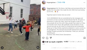 見事にミラクルシュートを決めたキャサリーンさん（画像は『Holy Trinity School　2021年12月20日付Instagram「Ms. Fitz threw a Hail Mary and promised all the 3rd graders hot chocolate if she made the shot.」』のスクリーンショット）