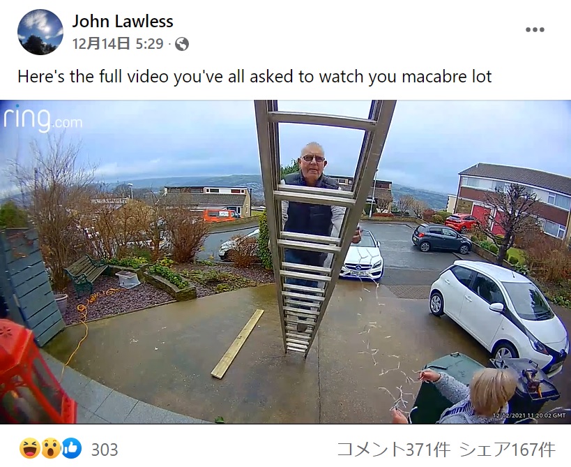 手馴れた様子ではしごを登っていく男性（画像は『John Lawless　2021年12月14日付Facebook「Here’s the full video you’ve all asked to watch you macabre lot」』のスクリーンショット）