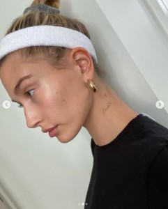 ヘイリーの左首筋には「Lovers」の文字も（画像は『Hailey Rhode Baldwin Bieber　2020年4月16日付Instagram「been diving so deep into skincare and all the different ways I can boost my skin during this quarantine.」』のスクリーンショット）