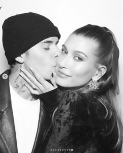 ジャスティンの首には大きなバラのタトゥーが（画像は『Hailey Rhode Baldwin Bieber　2021年11月23日付Instagram「25」』のスクリーンショット）