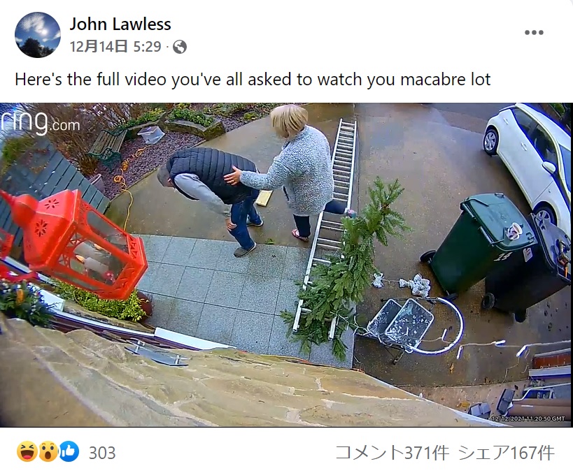 突然の出来事に動揺を隠せなかったジョンさん（画像は『John Lawless　2021年12月14日付Facebook「Here’s the full video you’ve all asked to watch you macabre lot」』のスクリーンショット）