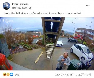 順調に飾りの設置作業をしていたジョンさん（画像は『John Lawless　2021年12月14日付Facebook「Here’s the full video you’ve all asked to watch you macabre lot」』のスクリーンショット）