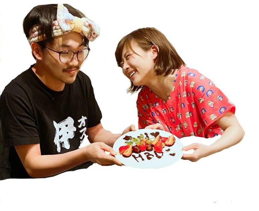 オズワルド伊藤と伊藤沙莉（画像は『伊藤沙莉　2021年5月4日付Instagram「いづれの御時にかの誕生日ショット」』のスクリーンショット）