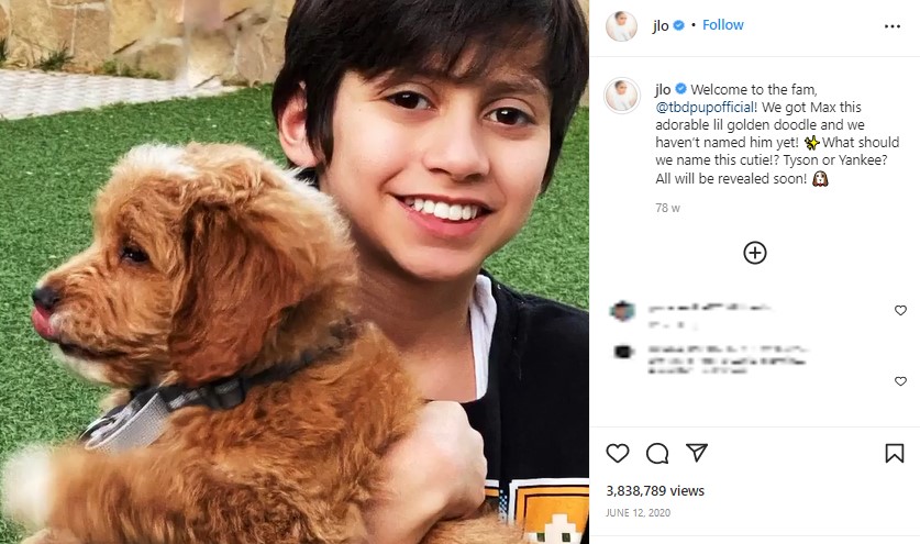 プレゼントされた子犬“タイソン”を抱くマックスくん（画像は『Jennifer Lopez　2020年6月12日付Instagram「Welcome to the fam, ＠tbdpupofficial!」』のスクリーンショット）