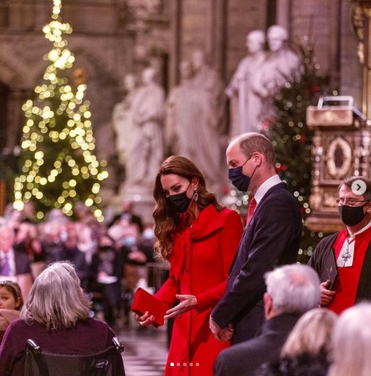 8日、クリスマス礼拝でのキャサリン妃とウィリアム王子（画像は『Duke and Duchess of Cambridge　2021年12月8日付Instagram「What a special evening, seeing so many familiar faces, as well as meeting inspirational people who have gone the extra mile for their community in recent times.」』のスクリーンショット）