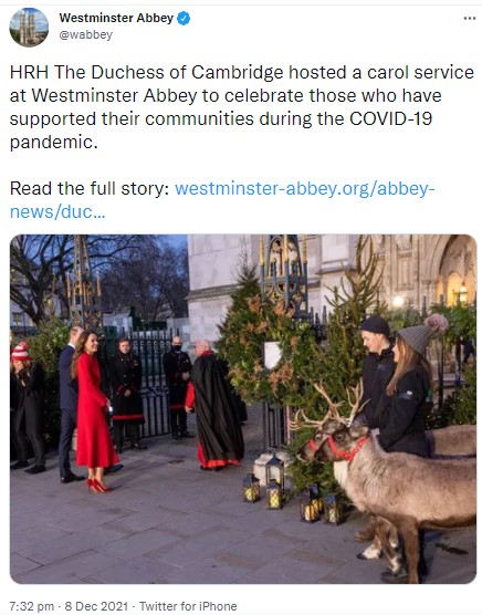 寺院の入り口ではトナカイが歓迎してくれた（画像は『Westminster Abbey　2021年12月8日付Twitter「HRH The Duchess of Cambridge hosted a carol service at Westminster Abbey to celebrate those who have supported their communities during the COVID-19 pandemic.」』のスクリーンショット）