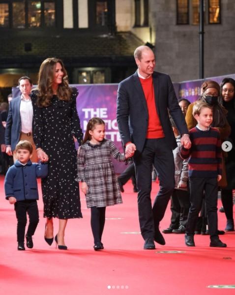 子供達の愉快なエピソードも明かしてくれた（画像は『Duke and Duchess of Cambridge　2020年12月11日付Instagram「The Duke and Duchess and their family attended a special pantomime performance of The National Lottery’s Pantoland at The Palladium,」』のスクリーンショット）