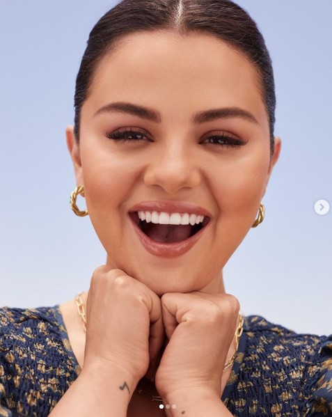 新たなロマンスが浮上したセレーナ・ゴメス（画像は『Selena Gomez　2021年12月9日付Instagram「You guys have been asking for more shades of the viral Soft Pinch Liquid Blush」』のスクリーンショット）