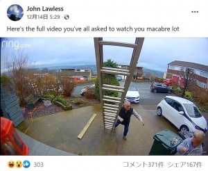 屋根の上にイルミネーションを飾るためにはしごを設置（画像は『John Lawless　2021年12月14日付Facebook「Here’s the full video you’ve all asked to watch you macabre lot」』のスクリーンショット）