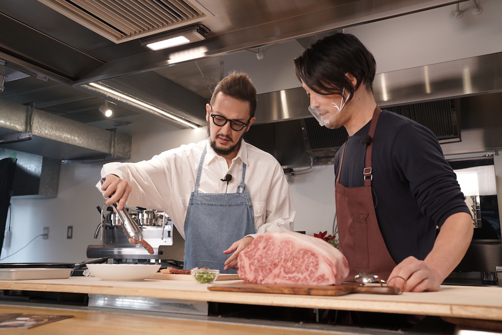 手慣れた様子で肉を焼く中村獅童