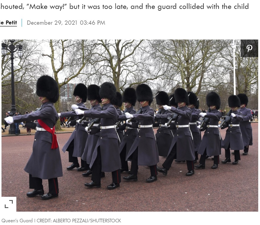 イギリス近衛兵の行動が物議を醸す（画像は『People.com　2021年12月29日付「Royal Guard Mows Over Young Boy in His Path at Tower of London in Viral Video」（CREDIT: ALBERTO PEZZALI/SHUTTERSTOCK）』のスクリーンショット）