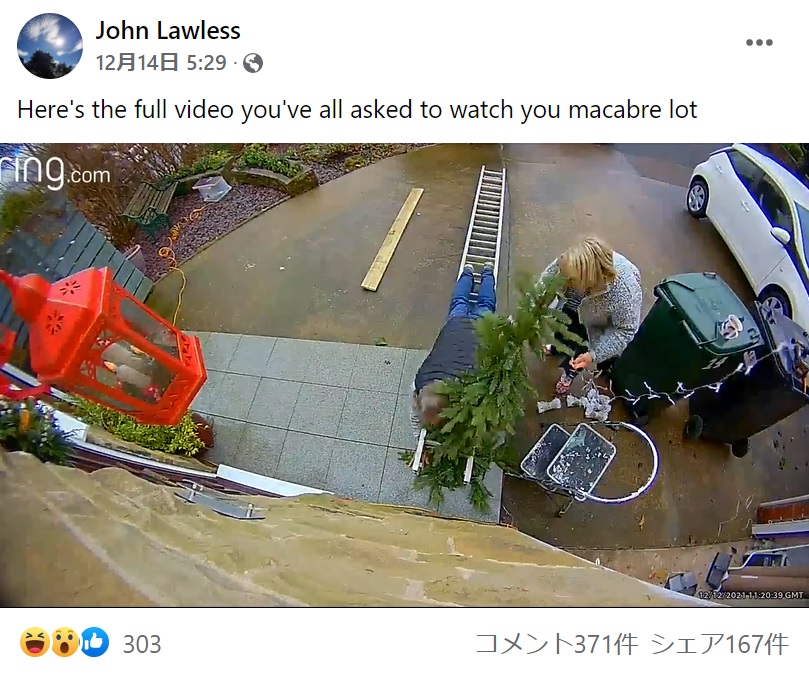 何の前触れもなく倒れてしまったはしご（画像は『John Lawless　2021年12月14日付Facebook「Here’s the full video you’ve all asked to watch you macabre lot」』のスクリーンショット）