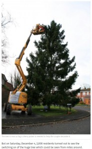 飾り付けはクレーンなどの重機で（画像は『Redditch Advertiser　2021年12月7日付「VIDEO: Inkberrow couple light up sky with 50ft Christmas tree」』のスクリーンショット）