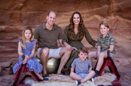 ウィリアム王子夫妻の子供達が初登校（画像は『Duke and Duchess of Cambridge　2021年12月10日付Instagram「Delighted to share a new image of the family, which features on this year’s Christmas card」』のスクリーンショット）