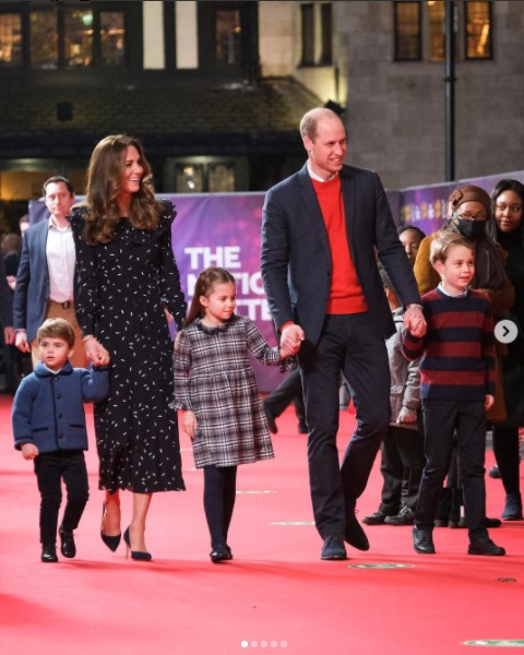 昨年12月の一家、子供達の成長ぶりにも注目（画像は『Duke and Duchess of Cambridge　2020年12月11日付Instagram「The Duke and Duchess and their family attended a special pantomime performance of The National Lottery’s Pantoland at The Palladium, which was held to thank key workers and their families for their phenomenal efforts this year.」』のスクリーンショット）