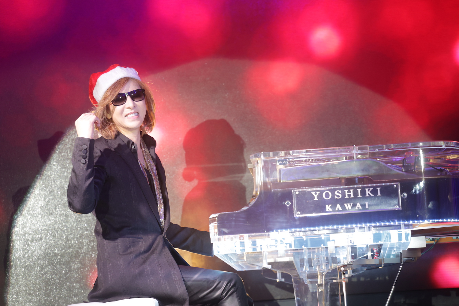 サンタ帽をかぶってクリスマスソングを急遽披露したYOSHIKI　Photo by ＠BenjoArwas