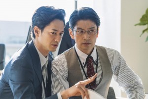 竹財輝之助演じる堤司部長と同期社員役の丸山智己（C）志茂・ぶんか社／「部長と社畜の恋はもどかしい」製作委員会