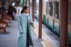 念願叶って江ノ電での撮影に臨んだ土屋太鳳（C）テレビ東京