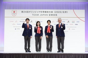 記者会見で総監督・原田雅彦氏、騎手・郷亜里砂選手、主将・高木美帆選手、団長・伊東秀仁氏（C）JOC