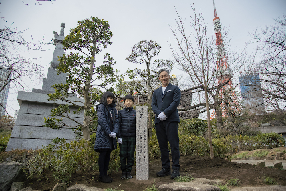 増上寺にて植樹を行った市川海老蔵親子