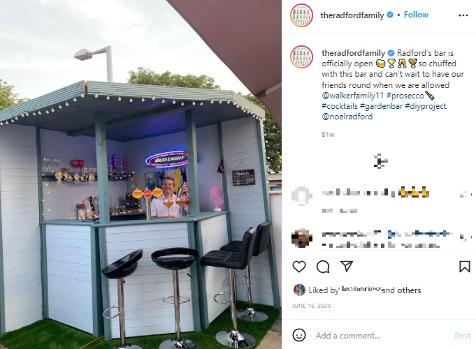 敷地内にはバーも（画像は『Radford Family　2020年6月16日付Instagram「Radford’s bar is officially open」』のスクリーンショット）