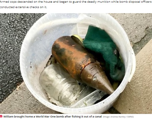 「マグネットフィッシング」で釣り上げた不発弾（画像は『The Daily Star 　2022年1月9日付「Lad, 9, caught WW1 bomb on fishing trip before armed cops swooped on property」（Image: Andrew Hartley / SWNS）』のスクリーンショット）