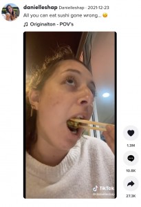 日本食の食べ放題で欲張ってしまったダニエルさん（画像は『Danielleshap　2021年12月23日付Tiktok「All you can eat sushi gone wrong…」』のスクリーンショット）