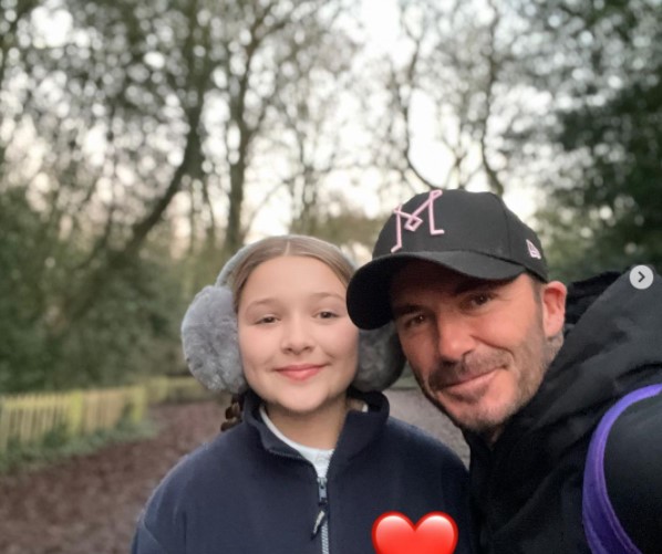 愛娘ハーパーちゃんと朝の散歩をするデヴィッド（画像は『David Beckham　2022年1月14日付Instagram「Daddy ＆ Princess Leia had a lovely walk this morning」』のスクリーンショット）