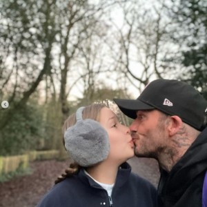 お互いを見つめ合って口づけを交わす父娘（画像は『David Beckham　2022年1月14日付Instagram「Daddy & Princess Leia had a lovely walk this morning」』のスクリーンショット）