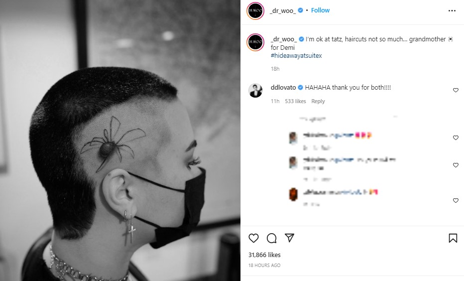 デミの頭部に入れた巨大なクモのタトゥー（画像は『Doctor Woo　2022年1月10日付Instagram「I’m ok at tatz, haircuts not so much…」』のスクリーンショット）