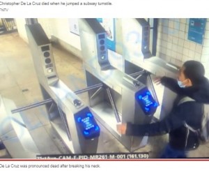 千鳥足のクリストファーさん（画像は『New York Post　2022年1月3日付「Dramatic video shows NYC man fatally breaking neck attempting to jump turnstile」』のスクリーンショット）