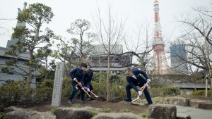 桜の木の植樹を行った市川海老蔵親子