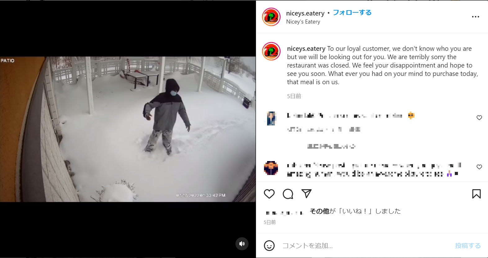 深い雪を踏み分けて帰って行く男性（画像は『Nicey’s Eatery　2022年1月18日付Instagram「To our loyal customer, we don’t know who you are but we will be looking out for you.」』のスクリーンショット）