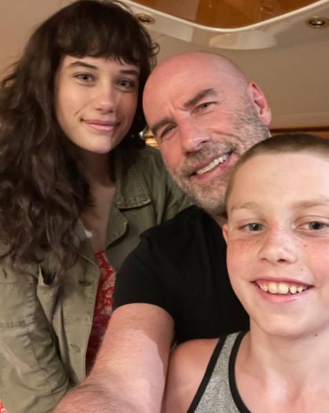 娘エラさん、息子ベンジャミン君とジョン・トラボルタ（画像は『John Travolta　2021年6月21日付Instagram「Happy Father’s Day everyone!」』のスクリーンショット）