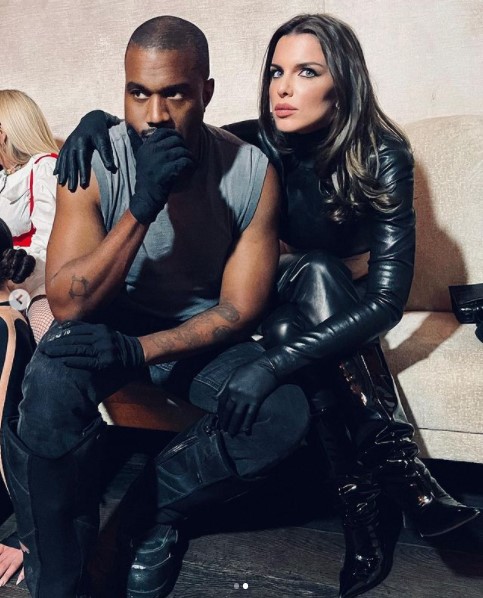 カップルとしてレッドカーペットにデビューしたカニエとジュリア（画像は『Ricardo Gomes　2022年1月13日付Instagram「Kanye and Julia Los Angeles, January 2022」』のスクリーンショット）