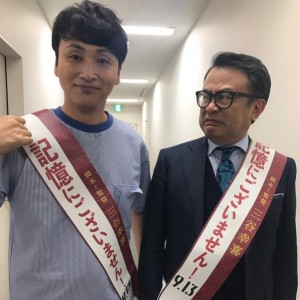 アンジャッシュ・児嶋一哉と三谷幸喜監督『VS嵐』オフショット（画像は『児嶋一哉　2019年9月12日付Instagram「VS嵐放送中」』のスクリーンショット）