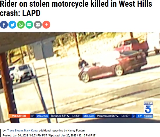 左折しようとしたホンダ車と衝突したオートバイ（画像は『KTLA　2022年1月20日付「Rider on stolen motorcycle killed in West Hills crash: LAPD」』のスクリーンショット）