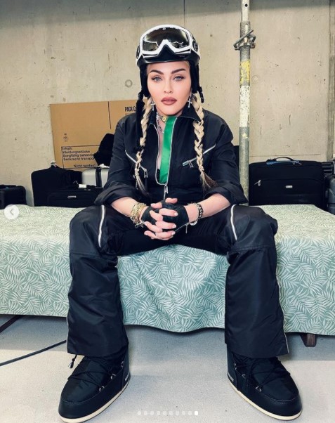 スキーリゾート地で休暇を過ごすマドンナ（画像は『Madonna　2021年12月31日付Instagram「In the boot room」』のスクリーンショット）